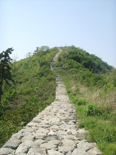 용장산성의 성벽. 본래는 석심토축성으로, 사진에서 보이는 곳은 현재 복원된 곳이다. 성벽의 돌들을 살펴보다 보면 채석흔이 있는 게 더러 보인다. 